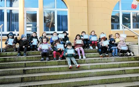 À Clohars les maternelles de lécole Tal Coat postent leur carte de