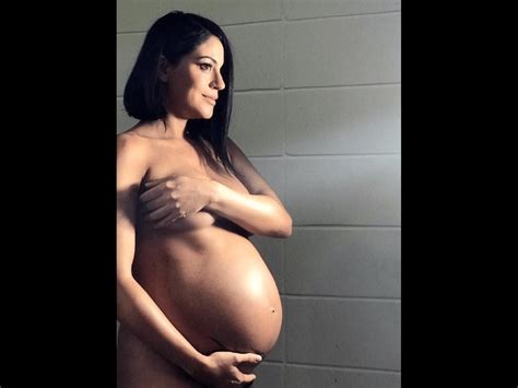 Carol Castro exibe barrigão em foto relembre grávidas famosas que