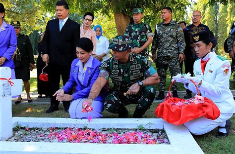 Panglima TNI Dan Istri Tabur Bunga Di Taman Makam Pahlawan Seroja