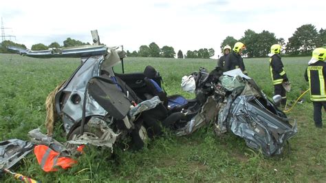 Nonstopnews Baum Bohrt Sich Nach Unfall Bis Zum Fahrersitz In Pkw