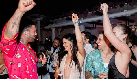 Χριστίνα Μπόμπα Με ιδιαίτερο nude dress σε πάρτι στην Αθηναϊκή Ριβιέρα
