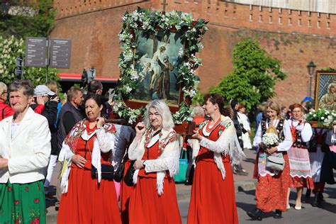 Procesja ku czci św Stanisława przeszła z Wawelu na Skałkę zdjęcia