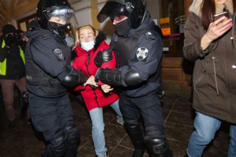 Más de mil detenidos en Rusia por protestas contra la guerra en Ucrania