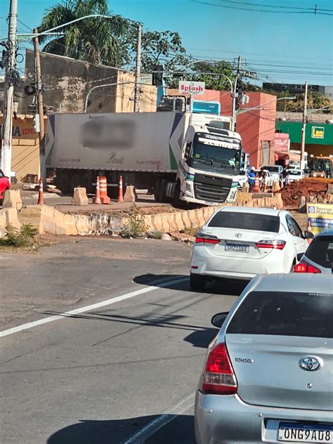 Carreta Entra Em Canteiro De Obras E Trava Av Da Feb Em V Rzea Grande