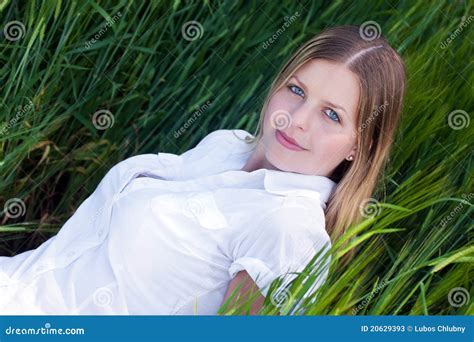 Fille Se Trouvant Sur L Herbe Verte Image Stock Image Du Horizontal