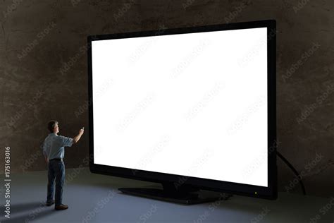 Foto De Man Pointing Tv Remote Control At Worlds Biggest Television