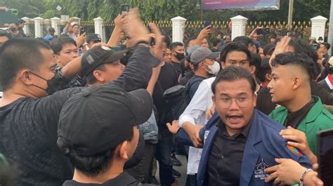 Demo Pemakzulan Jokowi Di Jakarta Ricuh Massa Mahasiswa Bentrok Dengan