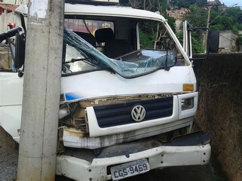 G1 Caminhão Perde O Freio E Bate Em Poste Em Governador Valadares Mg