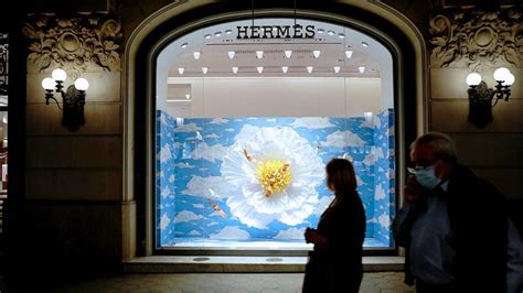 El heredero de Hermès querría adoptar a su jardinero para convertirlo