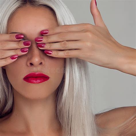 Femme Blonde Avec De Beaux Cheveux Et Soins De La Peau Image Stock