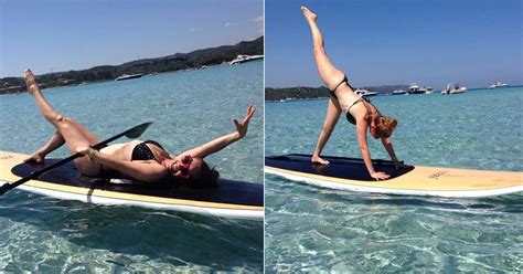 En bikini Thalía practicó yoga sobre una tabla de surf Infobae