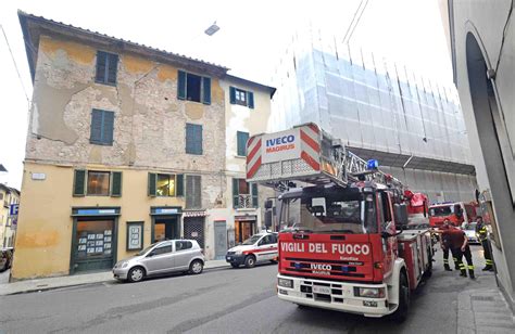 Pompieri Al Lavoro Crolla Parte Del Tetto Di Un Palazzo In Centro Il