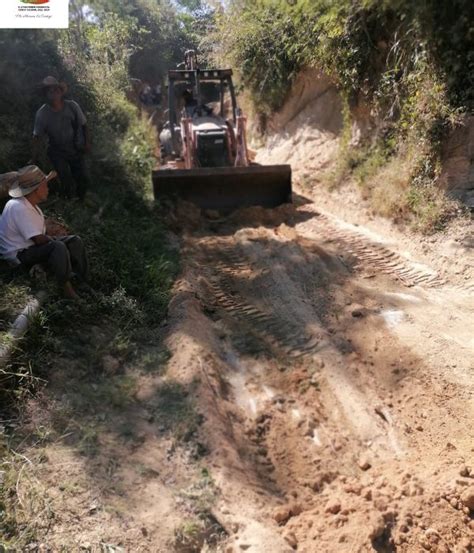 Se Realizan Trabajos De Rastreo De Los Caminos Saca Cosechas En La