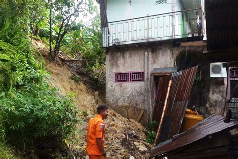 Dua Rumah Di Tarakan Terkena Tanah Longsor Akibat Hujan Deras