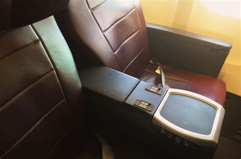 Qantas 737 Business Class Review - What's it Like? | Mapworld Travel