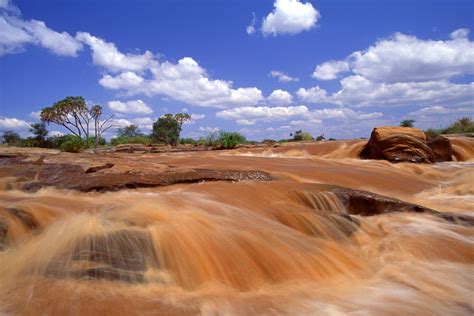 Tsavo East National Park HD desktop wallpaper : Widescreen : High Definition : Fullscreen