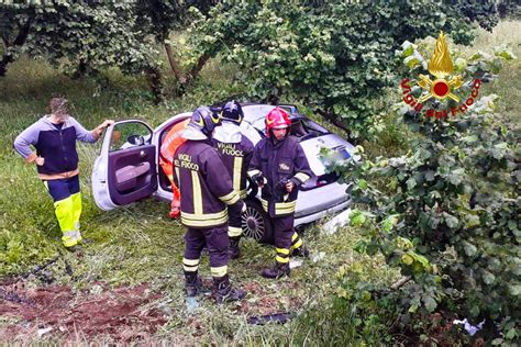 Auto Sbanda E Finisce Fuori Strada Ragazza Viva Per Miracolo