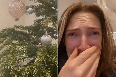 Als Frau Ihren Weihnachtsbaum Beim Abschm Cken Ansieht Ger T Sie Total