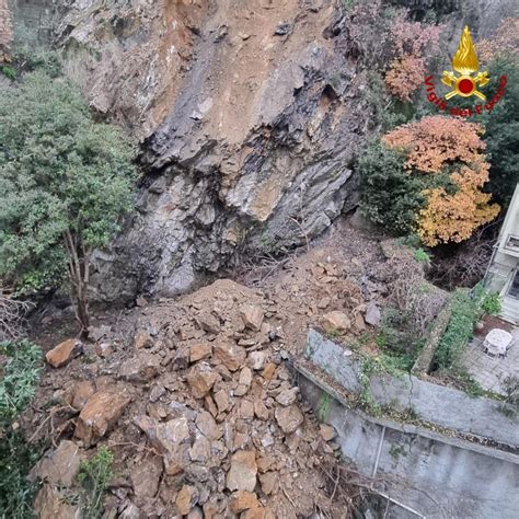 Frana In Via Posalunga A Genova Le Fotografie Dei Detriti Finiti Sulla