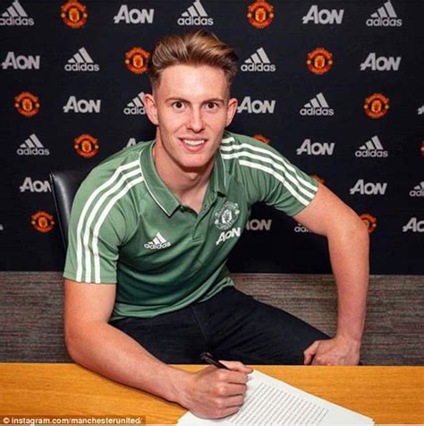 Manchester United Goalkeeper Dean Henderson Signs New Contract Despite