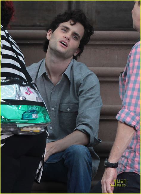 Penn Badgley Gossip Girl Shoots On A Stoop Photo 2584456 Penn Badgley Photos Just Jared