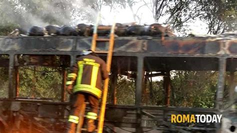 Flambus Sul Raccordo Autobus In Fiamme In Via Ardeatina