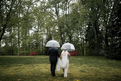 10 Of The Best Wedding Umbrellas For Rain A Practical Wedding