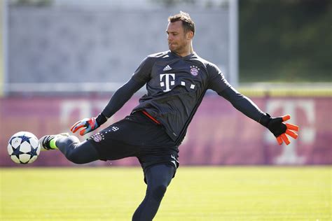 Manuel Neuer continues injury recovery in Thailand, eyes return before ...