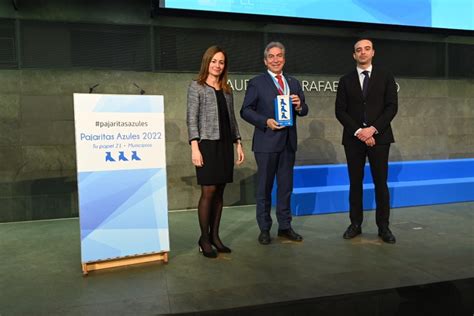 El Ayuntamiento De Sevilla Recibe Tres Pajaritas Azules Como Premio A