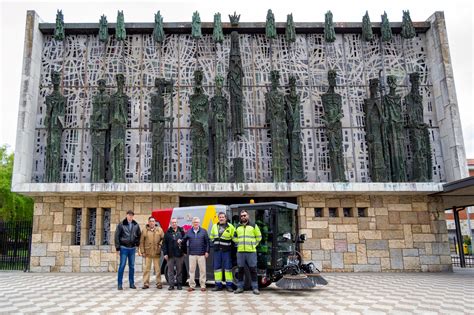 Valverde De La Virgen Estrena Nueva Barredora Para La Limpieza Viaria