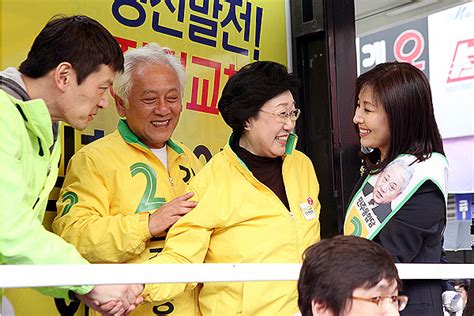 배우 황신혜와 인사하는 한명숙 대표 아주경제