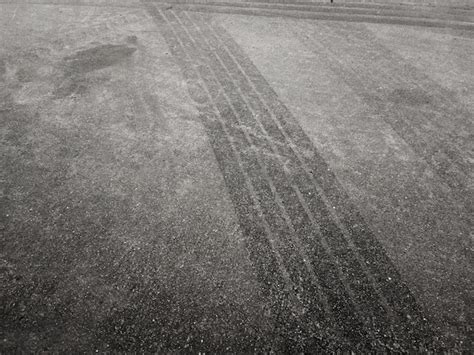 Cerrar Las Marcas De Neum Ticos Negros En El Piso De Cemento Foto Premium