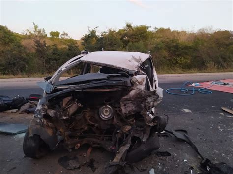 Duas Pessoas Morrem Ap S Batida Entre Carro E Carreta Na Br Em