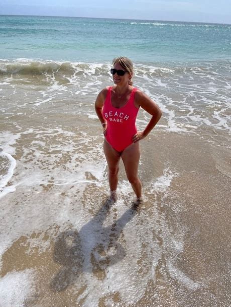 blonde Sweet Susi mittleren Alters wird am Sandstrand völlig nackt