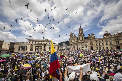 Colombianos Protestan Contra Reformas De Gustavo Petro La Hora