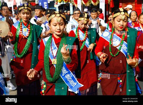 Nepaleses De La Comunidad Tnica Gurung En La Danza Tradicional De La