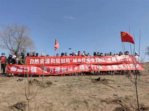 围场满族蒙古族自治县人民政府 部门动态 撸起袖子加油干 风雨无阻向前行 植树造林正当时 城乡绿化谱新篇