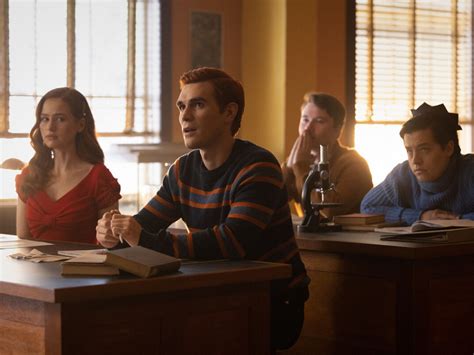 Riverdale Episode Photos Show It S Time For Some Sex Education