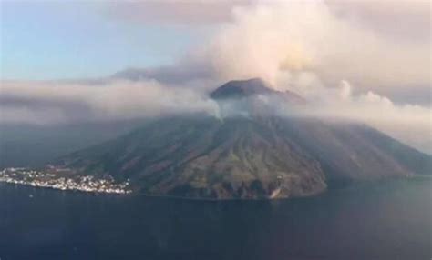 Sullo Stromboli L Attivit Continua Esplosioni Di Lava E Crolli La