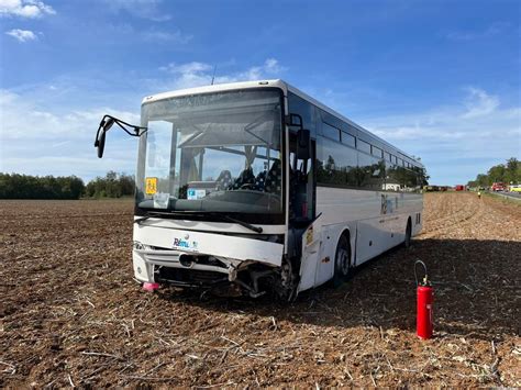 Une Femme Bless E Gravement Dans Un Accident De La Route Entre Un Car