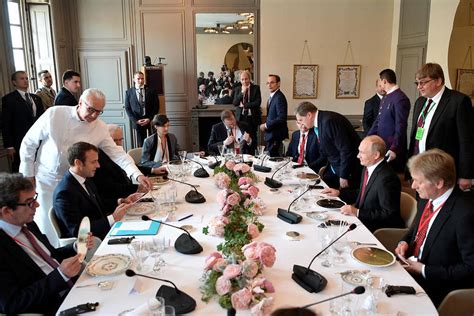 Vladimir Poutine Et Emmanuel Macron à La Table Dalain Ducasse Food