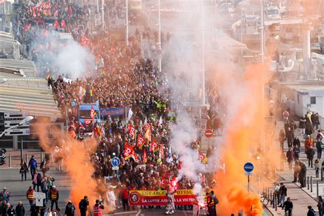 Francia Registra Protestas Contra La Reforma De Pensiones