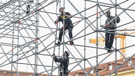 A Roma Crolla Una Palazzina In Zona Acilia Probabile Una Fuga Di Gas