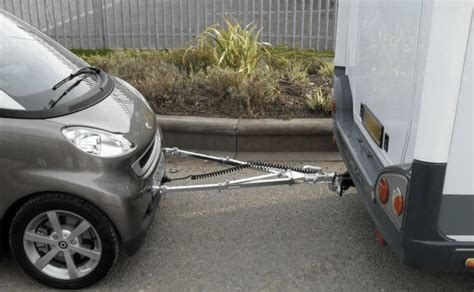 Tracter une voiture avec un camping car conseils pour un voyage sûr