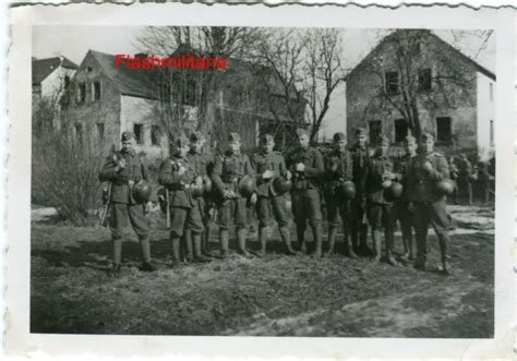 Photo Allemande Guerre Ww Soldats De La Heer Avec Casque Au