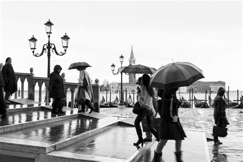 Sfondi Persone Monocromo Citt Strada Italia Acqua Riflessione