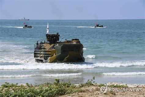 상륙하는 대한민국 상륙돌격장갑차 연합뉴스