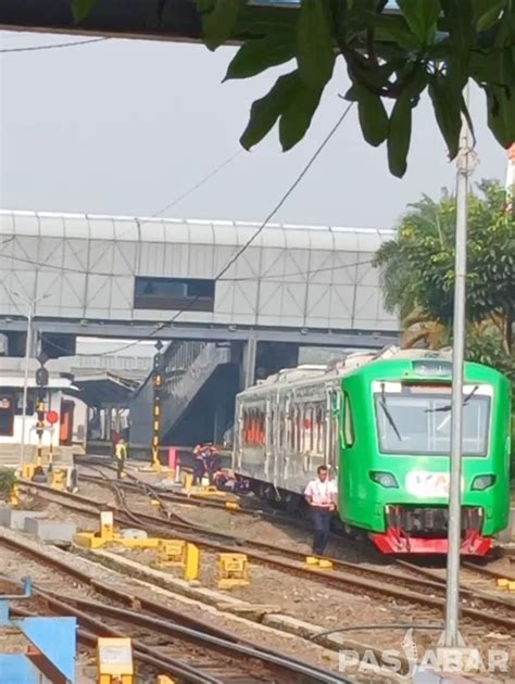 Kereta Feeder Anjlok Di Jalur Tujuh Stasiun Bandung