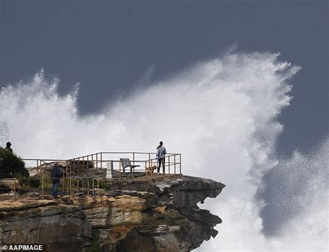 'Nightmare scenario' as cyclone barrels towards Australia's east coast ...