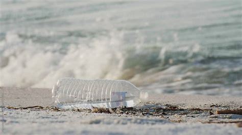 «Plastic Litter On Beach» del colaborador de Stocksy «Maryanne Gobble» - Stocksy